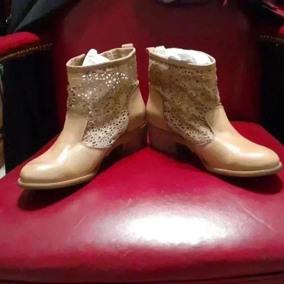 Anthropologie Cool Way Tan Beige Leather Ankle Boot Laser Cut Boho Size 9 - Picture 3 of 8